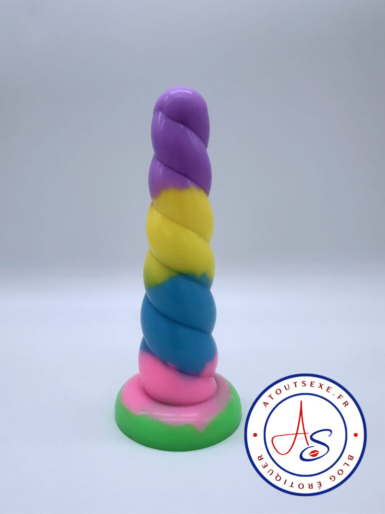 Test d'une corne de licorne sextoy gode